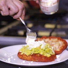 Abrir los pambazos y rellenar con lechuga picada, queso fresco y crema.