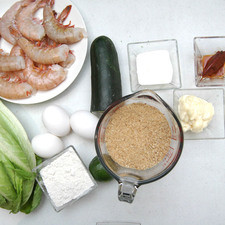 Ingredientes para los camarones 3 piezas de huevo 2 tazas de pan molido harina de trigo al gusto aceite vegetal comestible al gusto 12 piezas de camarón 40/50 Ingredientes para acompañar 1 pieza de lechuga orejona 1/2 pieza de pepino 1 pieza de limón Ingredientes para el aderezo 3 cucharadas de mayonesa 2 cucharadas de crema de leche de vaca 1 pieza de chile chipotle adobado