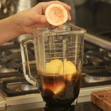Licuar las cáscaras de guayaba con el jarabe de azúcar, el jugo de los limones y las hojas de hierbabuena.