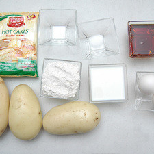 Ingredientes para receta 2 piezas de huevo 1/4 taza de leche de vaca 3 piezas de papa blanca 1/4 taza de harina para hot cakes tres estrellas 1/4 cucharita de sal 1/4 taza de aceite vegetal comestible Ingredientes para acompañar miel de maple al gusto Help