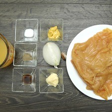 Ingredientes para receta 3 piezas de milanesa de pollo 1 1/2 tazas de jugo de naranja 1/4 pieza de cebolla blanca 1 diente de ajo 1 cucharada de aceite de oliva 1 cucharada de mayonesa 1 cucharada de mostaza pimienta negra molida al gusto sal al gusto 1 cucharada de salsa inglesa