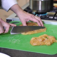 Cortar las milanesas en tiras delgadas para formar las fajitas.