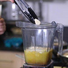 Licuar el jugo de naranja, mayonesa, mostaza, salsa inglesa, cebolla y el diente de ajo, hasta obtener una mezcla homogénea.