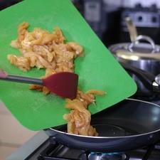 Calentar el aceite y sofreír las fajitas de pollo durante unos minutos o hasta que se vean un poco doradas.