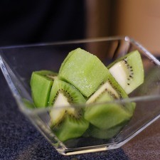Pelar y cortar en trozos el kiwi y reservar.