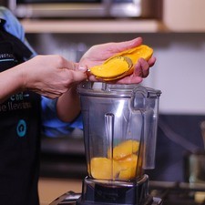 Cortar el mango, extraer la pulpa y colocar en el vaso de la licuadora.