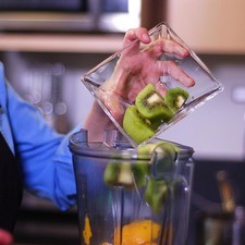 Añadir el kiwi en trozos y licuar hasta obtener una mezcla homogénea