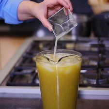 Agregar el jugo de limón en la jarra con el resto del agua y agitar.