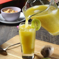 Servir en vasos con rebanadas de kiwi