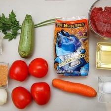 Ingredientes para receta 250 gramos de carne molida de res 1 pieza de huevo 1/4 pieza de cebolla blanca 2 ramas de perejil 1/4 taza de pan molido 1/2 cucharita de sal Ingredientes para sopa 200 gramos de pasta de dinosaurios kid la moderna Nuevo 4 piezas de jitomate guaje 1 diente de ajo 1/4 pieza de cebolla blanca 1 pieza de zanahoria 1 pieza de calabacita italiana pimienta negra molida al gusto aceite vegetal comestible al gusto sal al gusto S 16201 1475610025