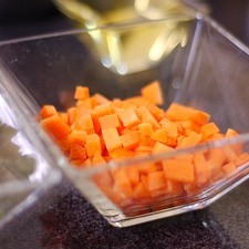 Picar en cuadros pequeños la zanahoria y la calabaza y reservar. S 16203 1475610024