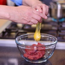 En un tazón colocar la carne molida, huevo, S 16204 1475610024