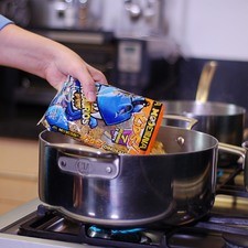 Calentar el aceite en la olla, añadir la sopa de pasta moviendo constantemente hasta que quede dorada pero no quemada. S 16208 1475610020