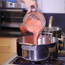 Añadir el jitomate molido, mezclar y dejar freír hasta que cambie de color. Sazonar con sal y pimienta. S 16209 1475610019