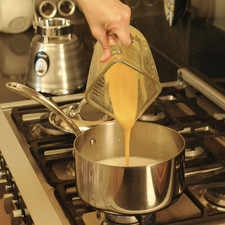 Disolver la maicena en la media taza de agua. Colocar la leche en una olla honda, agregar una pizca de bicarbonato de sodio para neutralizar la acidez y que la leche no se corte y mezclar, añadir y las guayabas molidas en una sartén honda y calentar hasta que suelte el hervor.
