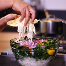 Agregar queso Oaxaca deshebrado.