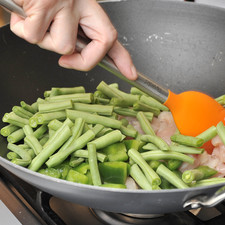 Calentar el aceite vegetal en un wok de preferencia, agregar el pollo, los pimientos y los ejotes en trozos, cocer moviendo constantemente durante 5 minutos. S 1622 1475635106