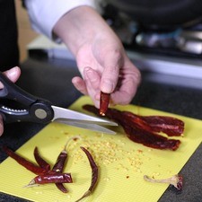 Desvenar los chiles guajillos y los de árbol.