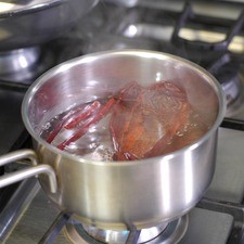 Poner a hervir agua en una olla, remojar las pieles de los chiles durante 5 minutos.