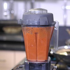 Colocarlos en el vaso de la licuadora. Licuar los chiles junto con el jugo de naranja, el vinagre, ¼ de cebolla, el ajo, achiote y sal al gusto.