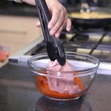 Marinar los bistec de puerco con esta mezcla por lo menos 5 minutos. Se pueden dejar marinando bien tapados toda la noche en refrigeración