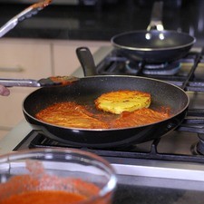 Cocer los bistecs de puerco sobre una parrilla junto con las rebanadas de piña, volteando con una pala después de 3 minutos de cocimiento.