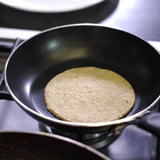 Calentar las tortillas sobre la misma parrilla.