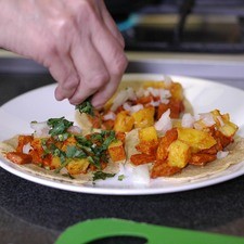 Hacer los tacos con los trozos de carne, añadir los trozos de piña y un poco de cebolla y cilantro picados.