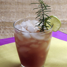 Servir sobre hielo y decorar con una rebanada de limón en cada vaso. S 1624 1475635106