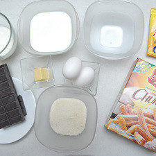 Ingredientes para crema pastelera 1/2 taza de azúcar blanca 1 taza de leche de vaca 1 sobre de atole sabor vainilla tres estrellas Nuevo 2 cucharadas de mantequilla 2 piezas de huevo Ingredientes para masa 1 1/2 tazas de harina preparada para churros tres estrellas Nuevo 2 piezas de huevo 1 taza de agua Ingredientes para salsa de chocolate 1/2 taza de leche de vaca 250 gramos de chocolate semi amargo para repostería S 16247 1475609946
