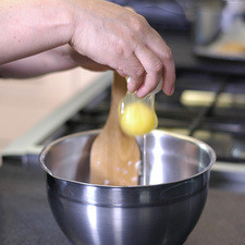 Verter la masa en un tazón y agregar los huevos; batir rápidamente con la pala de madera. S 16249 1475609944