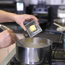 Añadir la mantequilla y revolver bien para integrar todos los ingredientes. S 16254 1475609941