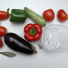 Ingredientes para receta 1 pieza de berenjena 1 pieza de calabacita italiana 1 pieza de pimiento morrón rojo 1 pieza de pimiento morrón verde 8 piezas de jitomate guaje 1 diente de ajo 2 cucharadas de aceite de oliva sal al gusto pimienta negra molida al gusto hielo al gusto 1 hoja de laurel S 16258 1475609938
