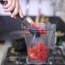 Colocar la pulpa de los jitomates que reservamos sin picar en el vaso de la licuadora y moler hasta obtener una mezcla homogénea. S 16264 1475609900