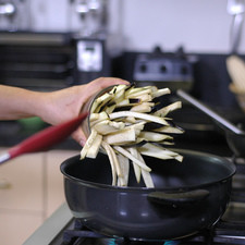 Calentar el aceite y sofreír el ajo picado un par de minutos, agregar la berenjena y continuar cociendo durante 5 minutos o hasta que esté suave. S 16265 1475609900
