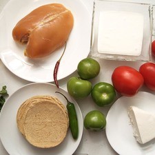 Ingredientes para enchiladas 12 piezas de tortilla de maíz 1 pieza de pechuga de pollo 10 ramas de cilantro aceite vegetal comestible al gusto Ingredientes para salsa roja 3 piezas de jitomate guaje sal al gusto 1 pieza de chille de árbol seco Nuevo Ingredientes para salsa verde 4 piezas de tomate verde (tomatillo) 1 pieza de chile serrano Ingredientes para salsa blanca 1 taza de crema de leche de vaca 80 gramos de queso fresco