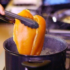 Poner a cocer la pechuga de pollo en una olla honda con un poquito de sal durante 20 minutos o hasta que este cocida.Dejar enfriar y deshebrar.