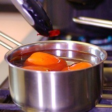 Para preparar la salsa roja, colocar en una olla honda los jitomates y el chile de árbol desvenado previamente con un poco de agua, dejar hervir durante 5 minutos. Dejar enfriar.