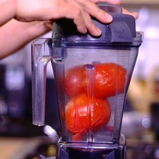 Colocar en el vaso de la licuadora los jitomates y el chile de árbol y moler hasta obtener una mezcla homogénea. Reservar.