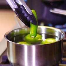 Para preparar la salsa verde, colocar en una olla honda los tomates verdes y el chile serrano con un poquito de agua y dejar hervir durante 5 minutos. Dejar enfriar y reservar.