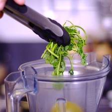 Moler los tomates con el chile serrano y las ramas de cilantro. Reservar.