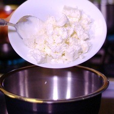 Para preparar la salsa blanca, mezclar la crema con el queso fresco y reservar.