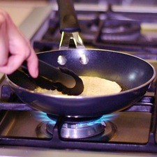 Para armar las enchiladas calentar un poco de aceite en un sartén y cada tortilla por ambos lados.