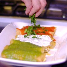 Bañar un tercio de las enchiladas con salsa roja, otro con salsa blanca y el resto con salsa verde.