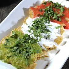 Servir inmediatamente decoradas con cilantro picado.