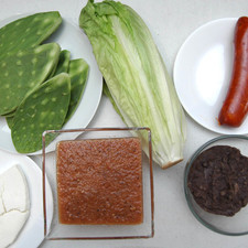 Ingredientes para receta 8 piezas de penca de nopal 1 taza de frijoles refritos 100 gramos de chorizo 1 pieza de lechuga orejona 1 taza de salsa roja 100 gramos de queso fresco