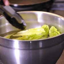 Desinfectar las hojas de lechuga con unas gotas de desinfectante durante 5 minutos. Escurrir y picar