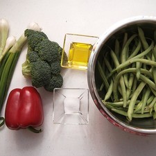 Ingredientes para receta 500 gramos de ejotes 3 piezas de cebollita de cambray 1 pieza de pimiento morrón rojo 1/2 pieza de brócoli 1 diente de ajo 2 cucharadas de aceite de oliva sal al gusto