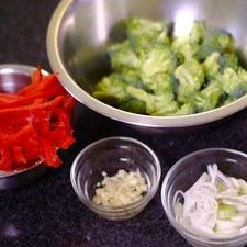Cortar el pimiento morrón en julianas, la cebolla de cambray en rodajas, el ajo finamente y el brócoli en floretes.