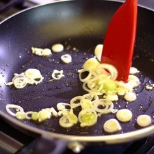Calentar el aceite en el sartén y sofreír la cebolla de cambray y el ajo picado durante un par de minutos.